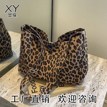 ヒョウ柄キャンバスクロスボディバッグ女性のための 2024 新しいトレンディな韓国ショルダーバッグ大 容量 通勤バッグクラストートバッグ