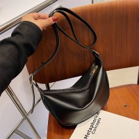 新しいクロスボディバッグ女性のための 2021 新しいトレンディな団子バッグ軽量小型ショルダーバッグ脇の下バッグカジュアルショルダークロスボディバッグ