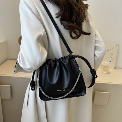 小さなバッグレディースデザイン通勤バケットバッグチェーン巾着クラウドバッグスクエアバッグニッチ ユニーク なシングルショルダークロスボディバッグ
