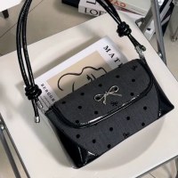 2024年の新しいニッチデザインのリボン水玉バゲット脇の下バッグ、ファッショナブルで多用途な通勤ショルダークロスボディバッグ