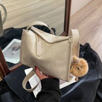 女性用に設計された 大容量 トートバッグ 2024 新しい通勤万能小型スクエアバッグレトロファッションショルダーバッグ