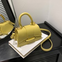 2024年の新しい夏のスタイルのファッショナブルなパテントレザーの光沢のある小さなスクエアバッグ、ファッショナブルで多用途なシングルショルダークロスボディバッグ、人気のリップスティックバッグ