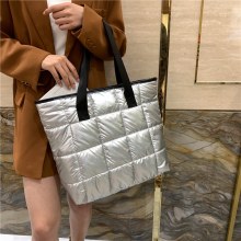韓国語版軽量大型バッグ女性のファッショナブルなコットントートバッグ 2023 新しい大容量爆発ショルダーバッグ通勤バッグ