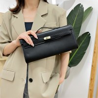 女性のためのファッションクラッチバッグ 2023 新しいスタイルのシンプルでスタイリッシュな手持ちショルダーバッグ女性のためのトレンディで多用途のワンショルダーバゲットバッグ