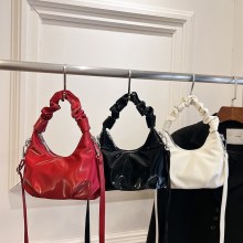 女性のためのハンドキャリー韓国のシンプルで多用途なバッグ 2024 夏の新しいファッションプリーツクラウドバッグ女性のためのシングルショルダークロスボディバッグ