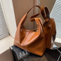 秋の女性のための大容量バッグ、多用途の新しいスタイル、レトロなシングルショルダーバケットバッグ、質感のある通勤トートバッグ