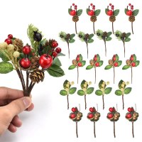 クリスマスの挿し木、松葉、花の枝、お祭りの装飾、模擬植物、赤い果実、ベリー類の果実の枝