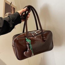 秋と冬のレトロオイルレザー小さなバッグ女性の 2024 新しい多用途肩脇の下バッグ通勤ポータブルバゲットバッグ