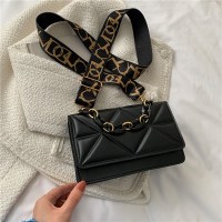 カジュアルバッグの女性の 2022 秋の新トレンドファッションシングルショルダー小さなスクエアバッグシンプルなインワイドクロスボディバッグ