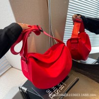今年人気の女性用小型バッグ、新しいトレンディな赤いクロスボディバッグ、女性用カジュアルスポーツショルダーバッグ、ファッショナブルで多用途な団子バッグ