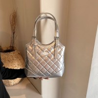ファッショナブルなポータブル小さな香りのよい菱形トートバッグ女性のための 2024 夏のニッチトレンド脇の下のショルダーバッグ