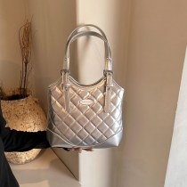 ファッショナブルなポータブル小さな香りのよい菱形トートバッグ 女性 のための 2024 夏のニッチトレンド脇の下のショルダーバッグ