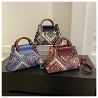 新しいエスニックスタイルの手持ちスクエアバッグ、ファッショナブルなショルダークロスボディバッグ、パーソナライズされたニッチで多用途なレディースバッグ