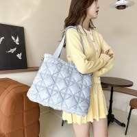 新しいレディーストートバッグ大容量シングルショルダー巾着クラウドソフトハンドバッグ多用途ダウンバッグ