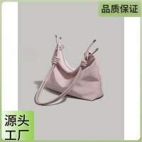 シンプルな脇の下バッグ女性のための 2024 新しい多用途通勤ショルダーバッグファッショナブルな大容量ショルダークロスボディ
