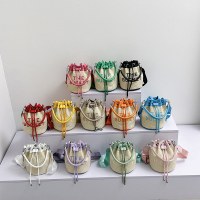 編まれた小さなハンドバッグの女性の新しいストローバケツバッグ夏の人気のニッチシングルショルダークロスボディバッグ