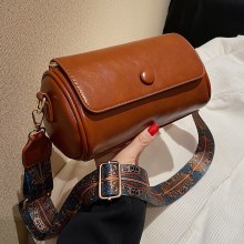 レトロな小さなバッグレディースバッグニッチ 2024 新しいトレンディな春多用途ワイドバンドシングルショルダークロスボディバッグホットスタイル円筒形バッグ