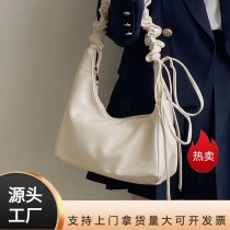 ニッチデザインバゲットバッグシングルショルダークロスボディプリーツクラウド脇バッグ2024春夏新スタイルハイエンド