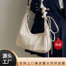 ニッチデザインバゲットバッグシングルショルダークロスボディプリーツクラウド脇バッグ2024春夏新スタイルハイエンド