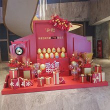 売り場にある金の卵割りテーブルの配置 イベントプレゼントエリアの金の卵テーブルの雰囲気装飾がdpポイントとなります。