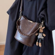 秋と冬のレトロな小さなバッグ女性のための 2024 新しいハイエンドの質感多用途クロスボディバッグホットスタイルポータブルバケットバッグ
