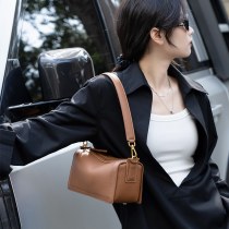 秋冬の女性用第一層牛革 ボストンバッグ 、多用途ショルダークロスボディバッグ、ニッチデザイン、女性用大容量ピローバッグ