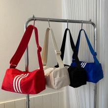 新しいファッションスポーツフィットネスバッグショートトラベル枕カジュアルワイドショルダーストラップクロスボディバッグ