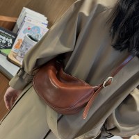 本革レディースバッグ 2024 新しいファッション脇団子バッグレトロ通勤牛革ショルダークロスボディバッグ女性のサドルバッグ