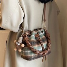 女性のためのバケットバッグ 2024 新しい夏のデザインハンドバッグ人気の多目的クロスボディバッグ