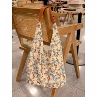 日本の香港スタイルのデザインの小花柄ショルダーバッグ 2024 新しい高見えと多用途のレトロな大容量トートバッグ