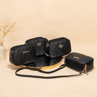大容量 3 ジッパー クロスボディバッグ 2024 新しいファッションシンプルな V 字型菱形ハート型刺繍モノクロカメラバッグ