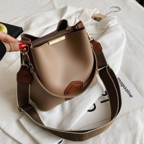 2024 新しいバッグ女性のトレンディなクロスボディスーパーソフトバケットバッグ PU カジュアル高度な多用途トートバッグ女性の大容量