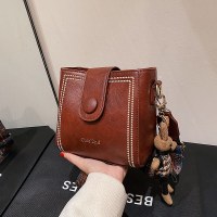 新しいファッション多用途バッグ女性のトレンディなショルダークロスボディバッグレトロバケットバッグニッチデザインの小さな正方形のバッグ