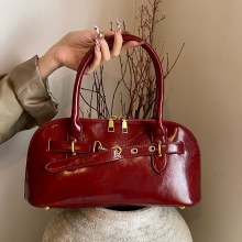 ロックバックルポータブルシェルバッグ女性のための 2024 新しいファッション多用途ニッチレトロシングルショルダークロスボディバッグトレンド