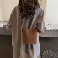 女性のための小さな正方形のバッグ 2024 新しい秋と冬のレトロつや消しクロスボディバッグ女性のためのスエード脇の下バケットバッグクロスボディ