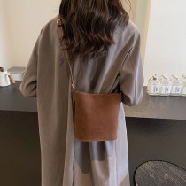 女性のための小さな正方形のバッグ 2024 新しい秋と冬のレトロつや消しクロスボディバッグ女性のためのスエード脇の下バケットバッグクロスボディ