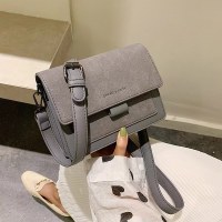 女性のための人気のトレンディなバッグ 2023 新しいファッションつや消しクロスボディバッグトレンディなシンプルなレトロなワイドショルダーシングルショルダー小さなスクエアバッグ