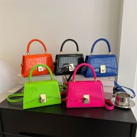 冬のレトロな小さなバッグの女性の新しいトレンディなファッションカジュアルな質感のシングルショルダークロスボディバッグ
