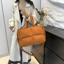 大容量のヨーロッパとアメリカの柔らかくて暖かいパフバッグ、女性用2024新しいコットンコートバッグ、外国風でかわいいスクエアダウンジャケットバッグ