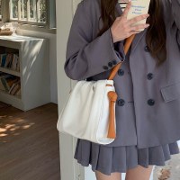 春と夏のニッチホワイトバッグ女性のための 2024 新しいファッションコントラストカラーシングルショルダークロスボディソフトクラウドバッグバケットバッグ女性のための
