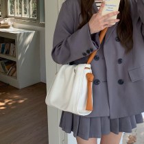 春と夏のニッチホワイトバッグ女性のための 2024 新しいファッションコントラストカラーシングルショルダークロスボディソフトクラウドバッグバケットバッグ女性のための