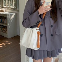 春と夏のニッチホワイトバッグ女性のための 2024 新しいファッションコントラストカラーシングルショルダークロスボディソフトクラウドバッグバケットバッグ女性のための