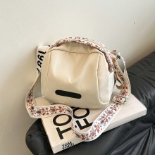 ナイロン布ファッショナブルな韓国スタイルワイドショルダーストラップシングルショルダークロスボディバッグ女性のための 2024 春の新カジュアルバッグ女性のための小さな正方形のバッグ