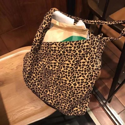 ヒョウ柄キャンバスバッグ スターズ同スタイル コーデ ュロイプリント 大容量 ショルダーバッグ クロスボディバッグ