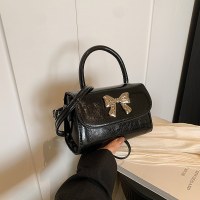 パーソナライズされたファッションシーズンショルダークロスボディバッグ新しいバッグ女性 2024 トレンディなカジュアルハンドヘルド小さな正方形のバッグ
