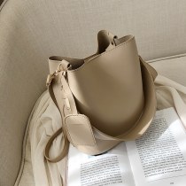 大容量バッグの女性の新しい 2024 秋冬ファッションブロードバンドシンプルなインターネットセレブバケットバッグ韓国語版シングルショルダークロスボディバッグ