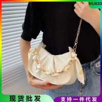 チェーン超人気ニッチホワイトバッグ女性の夏の新しいトレンディなハイエンド脇の下バッグプリーツクラウドクロスボディバッグ