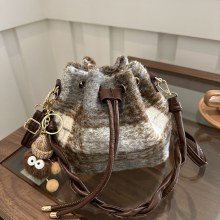 レトロチェック柄巾着ハンドバッグ 2024 早春の新多用途インショルダーメッセンジャーバッグ韓国スタイルバケットバッグ女性のための