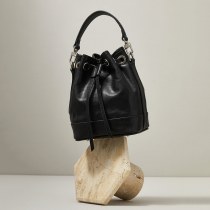 第一層牛革バケットバッグ、レトロニッチ デザイン 、ファッショナブルなハンドバッグ、ハイエンドショルダークロスボディバッグ