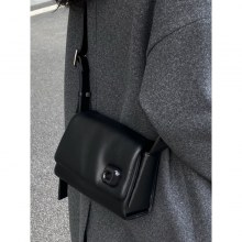 女性のためのデザインされたテクスチャードスモールバッグ 2024 新しい夏の人気のホットスタイルファッション多目的クロスボディバッグシングルショルダー小さなスクエアバッグ